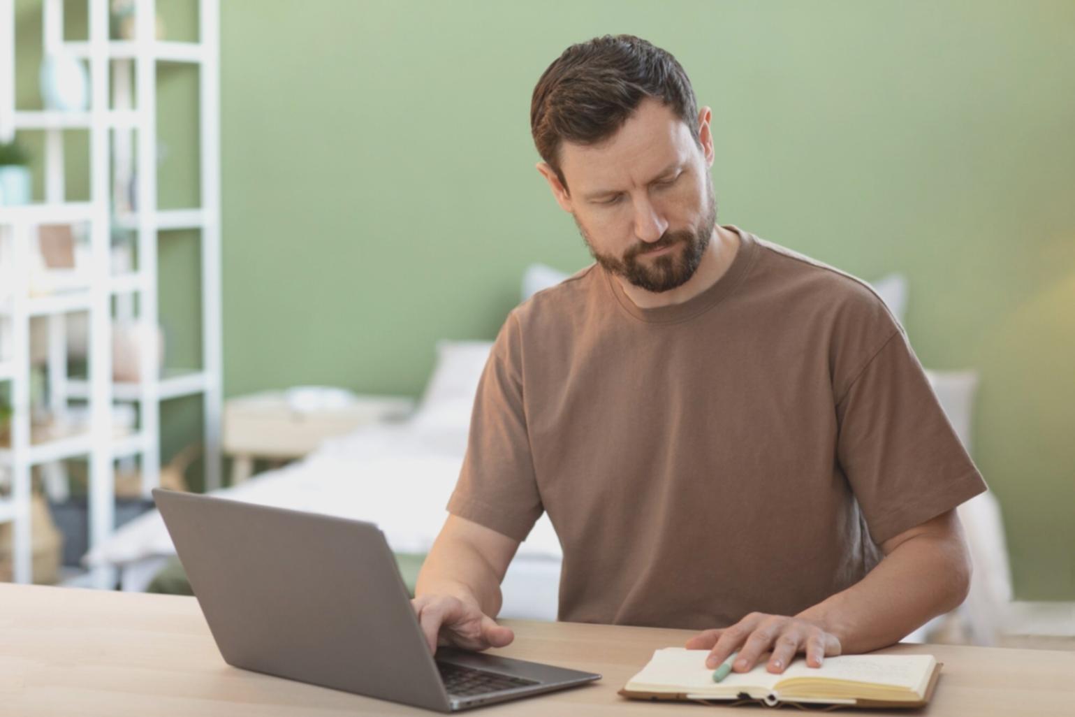 Entrepreneurs travaillant sur des stratégies d'affaires