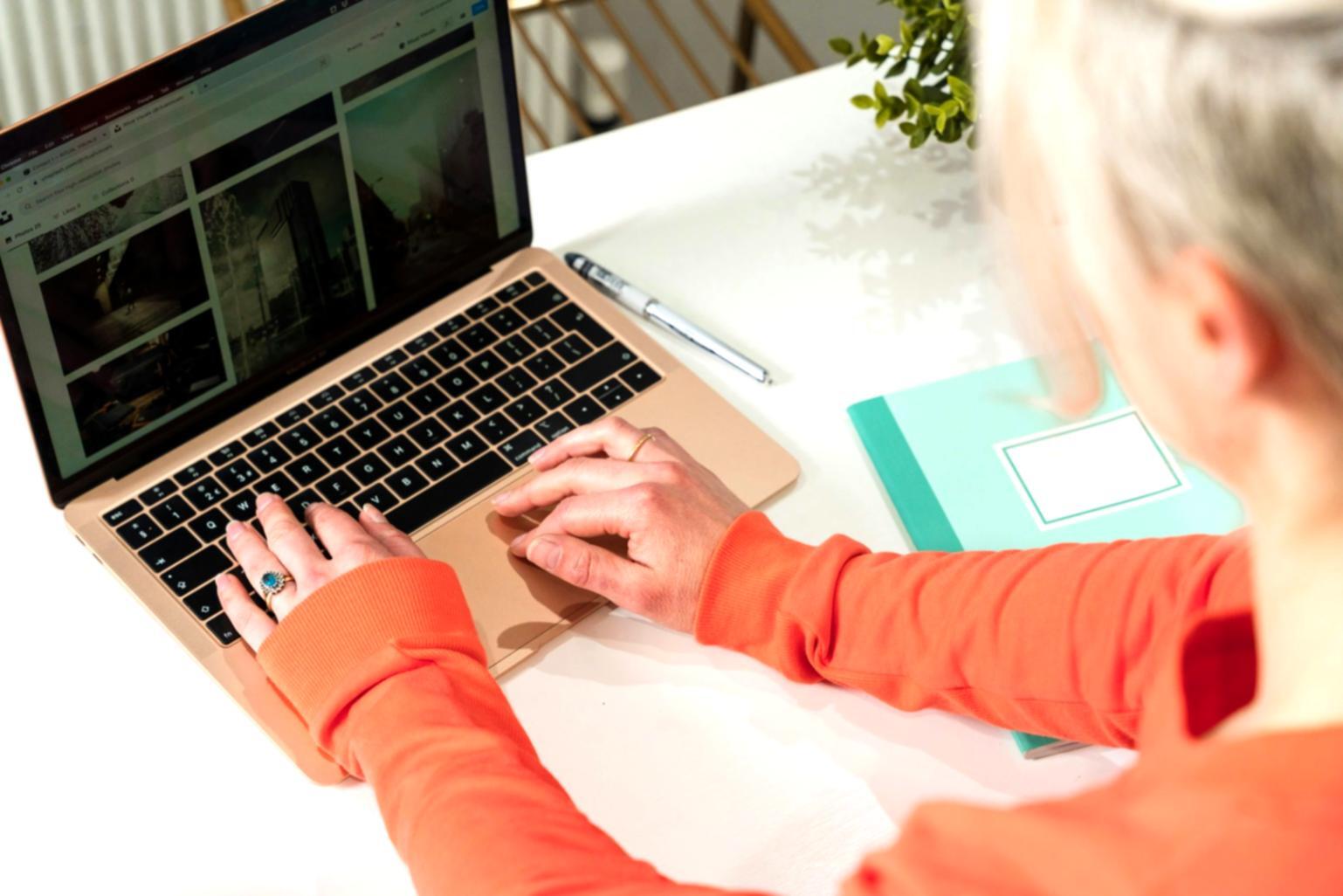 Équipe arozenriaenon travaillant sur des projets entrepreneuriaux