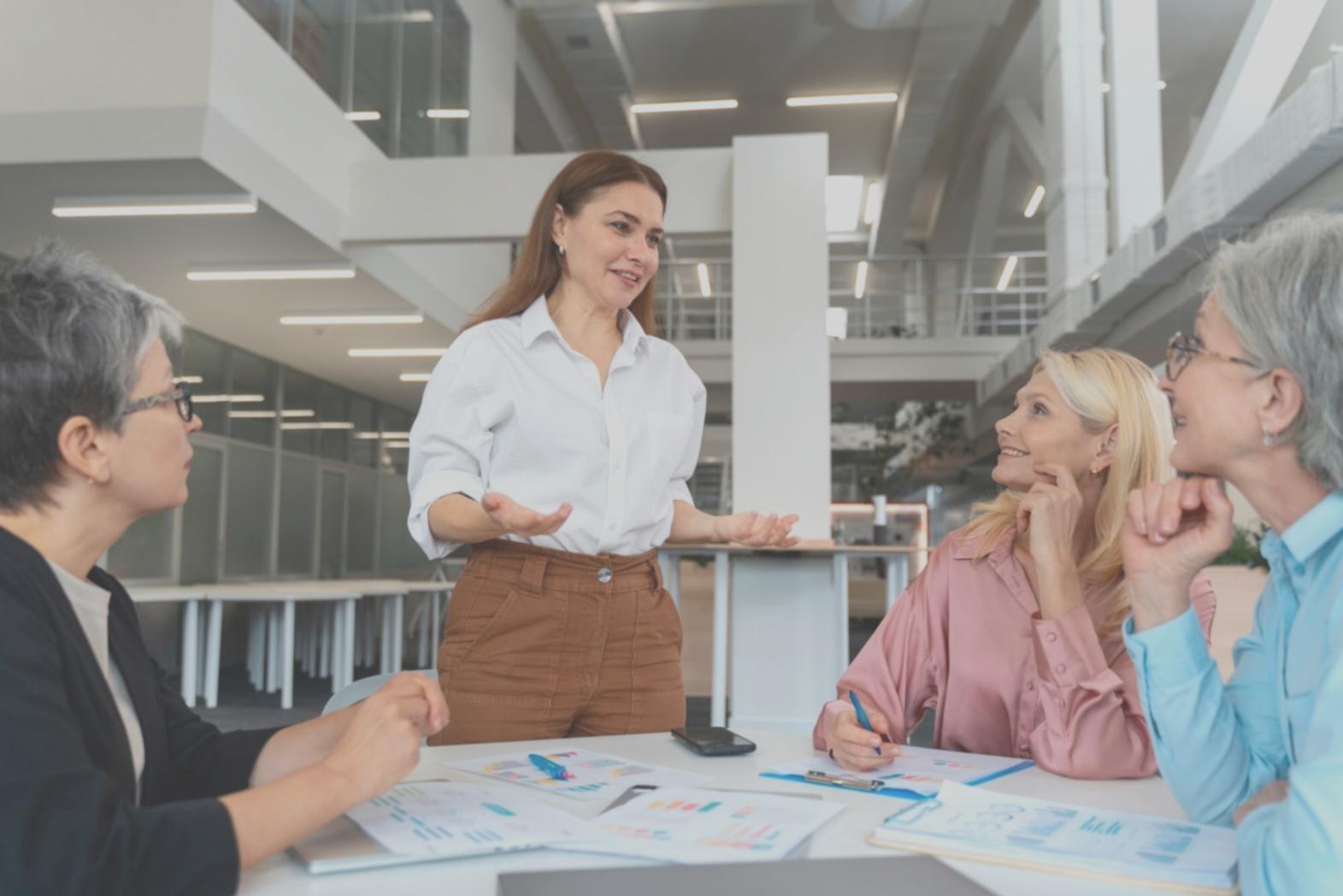 Équipe analysant des données de marché et opportunités business